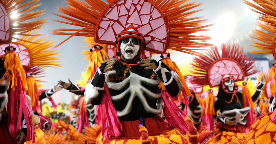 Экология, религия, рабство и призраки: самые необычные костюмы на карнавале в Рио-де-Жанейро