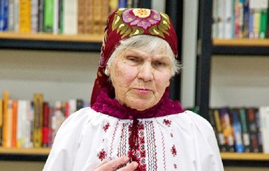 Украинская пенсионерка создает картины из карасей и толстолобиков