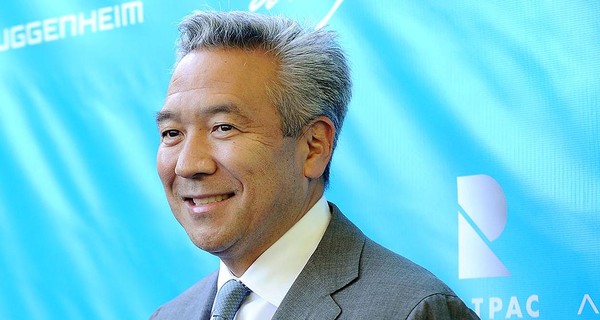 Главу Warner Brothers обвинили в сексуальных домогательствах