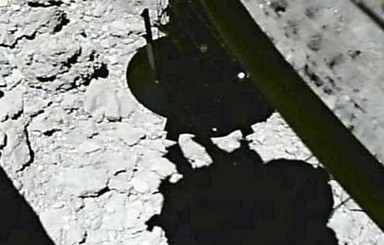 Японский космический зонд обстрелял астероид Рюгу