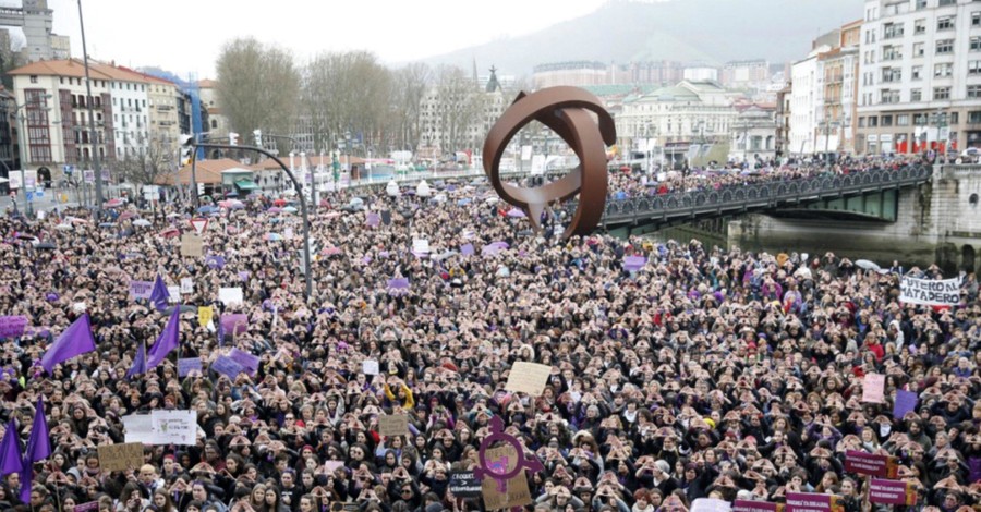 Тысячи женщин устроили забастовку в Испании