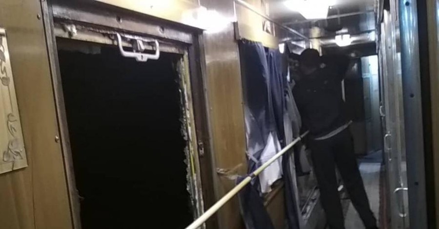 В Бердичеве хулиганы разбили окна в поезде
