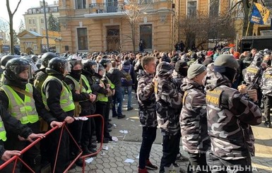 Во время столкновений на Майдане пострадали 2 полицейских и нацгвардеец