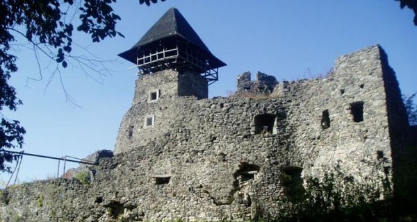 На Закарпатье ураганом снесло башню Невицкого замка