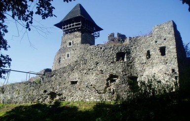 На Закарпатье ураганом снесло башню Невицкого замка