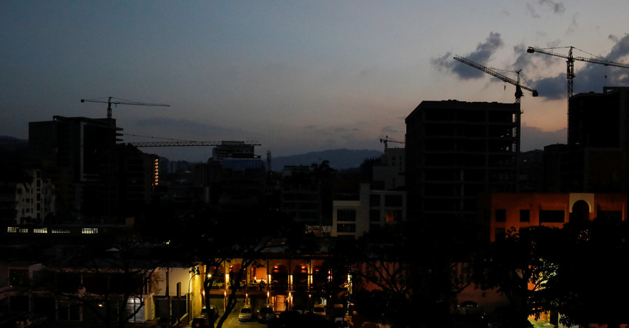 Четыре дня в темноте: Венесуэльцы стали меньше митинговать и больше грабить