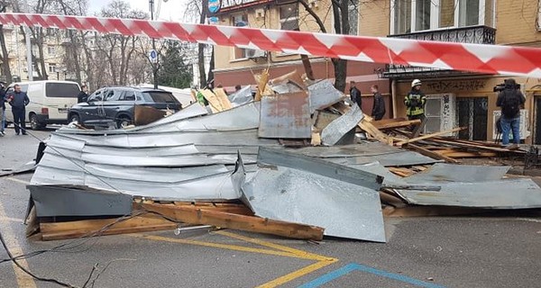 В Украине штормовой ветер срывает крыши с домов и валит деревья