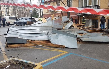 В Украине штормовой ветер срывает крыши с домов и валит деревья
