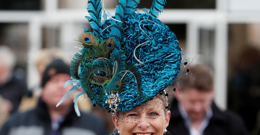 Не хуже чем на королевских: диковинные шляпки на конных скачках Челтнем