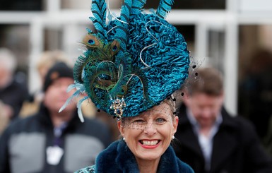Не хуже чем на королевских: диковинные шляпки на конных скачках Челтнем