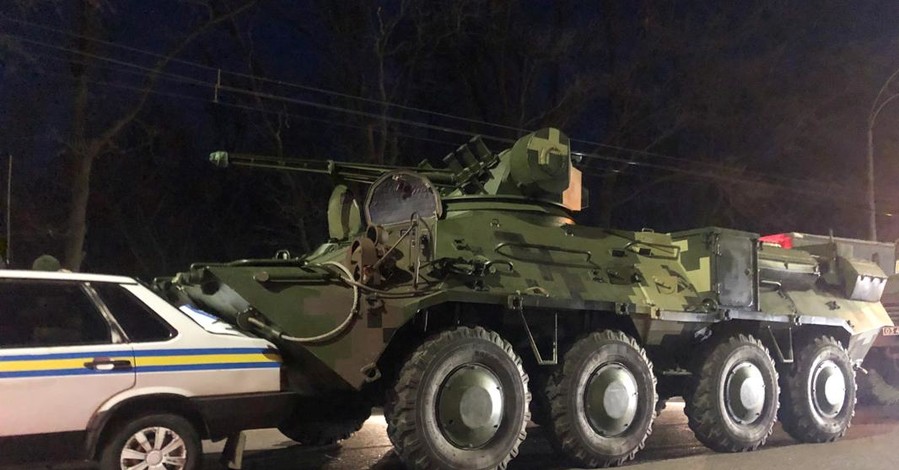 В Киеве бронетранспортер врезался в автомобиль военной инспекции