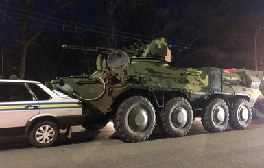 В Киеве бронетранспортер врезался в автомобиль военной инспекции
