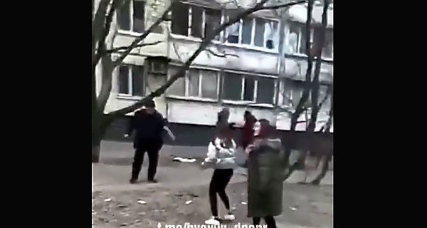 Днепровских школьниц, издевавшихся над пенсионером, вычислили по их же видео 