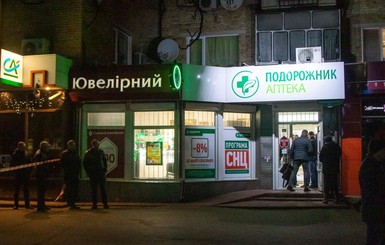 В Борисполе трое с автоматами ограбили ювелирный магазин