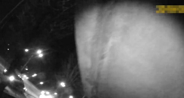 Во Львове патрульный залез в форточку, чтобы спасти девушку от самоубийства