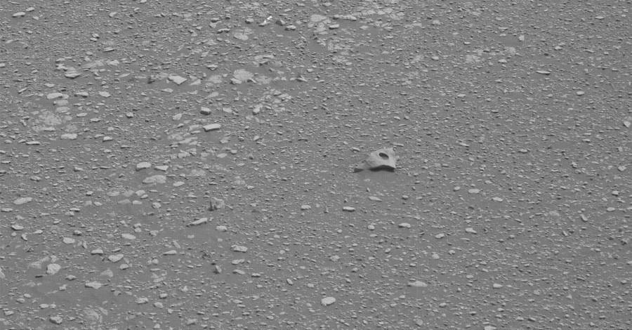 На Марсе сфотографировали объект с идеально ровным отверстием