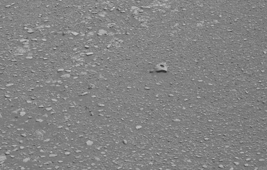 На Марсе сфотографировали объект с идеально ровным отверстием