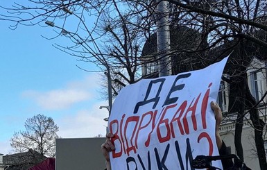 На акции Порошенко в Киеве произошла потасовка между его противниками и сторонниками