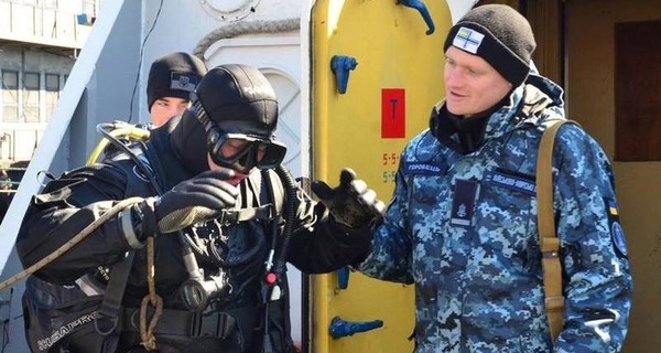 Украинские военные водолазы провели подводные учения