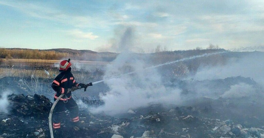В Черновицкой области загорелась свалка