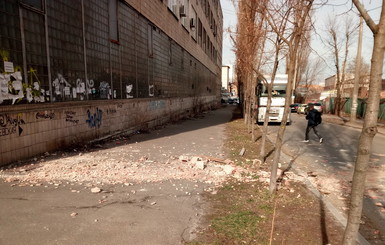 В Киеве на Подоле обрушилась стена