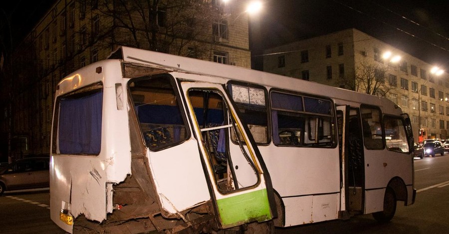 В Киеве столкнулись три машины и маршрутка, пострадали четыре человека