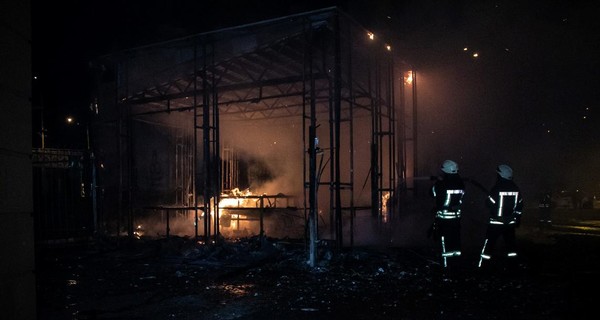 В Киеве во время пожара на Демеевском рынке сгорели магазин и кофейня
