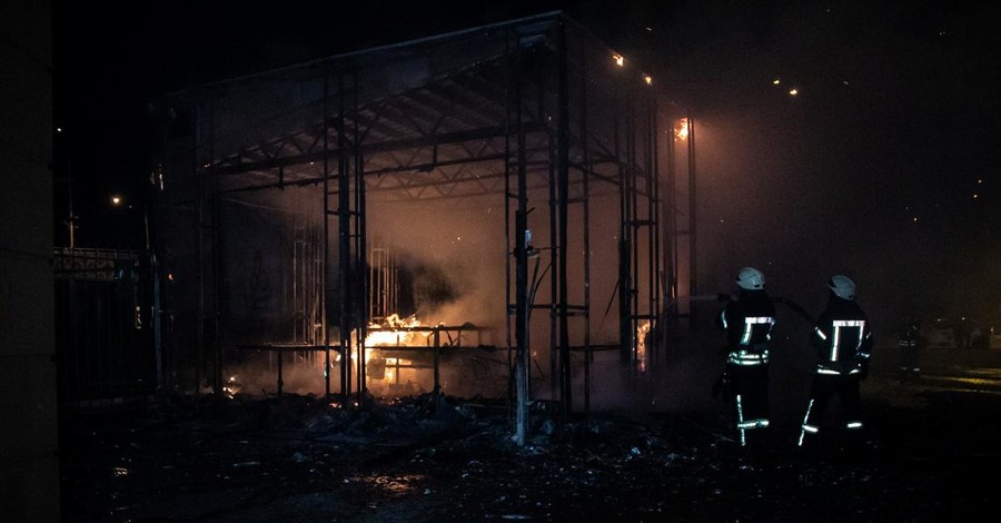В Киеве во время пожара на Демеевском рынке сгорели магазин и кофейня