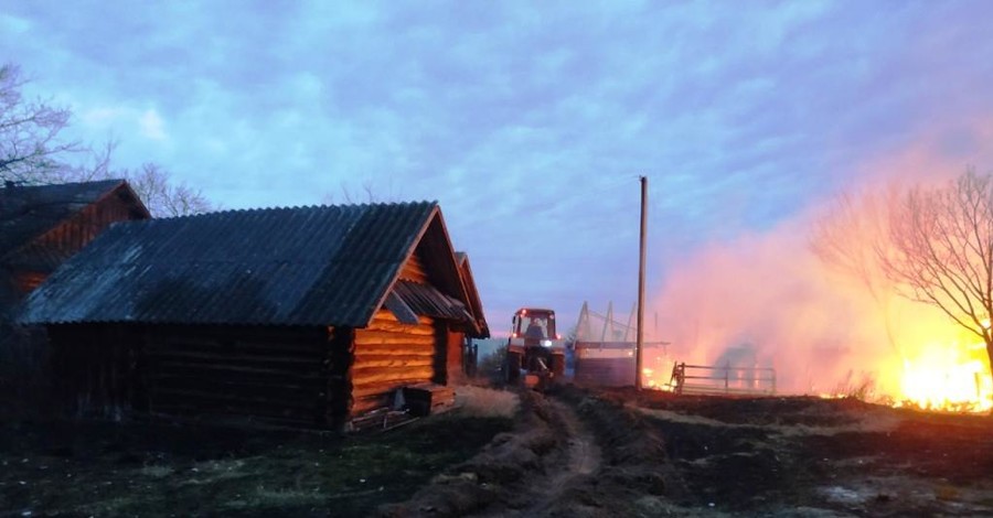 Cело в Житомирской области из-за поджога травы тушили две команды спасателей