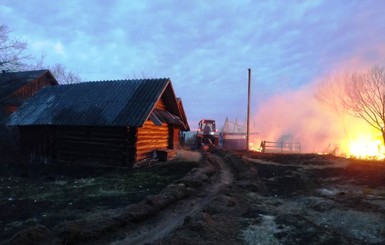 Cело в Житомирской области из-за поджога травы тушили две команды спасателей