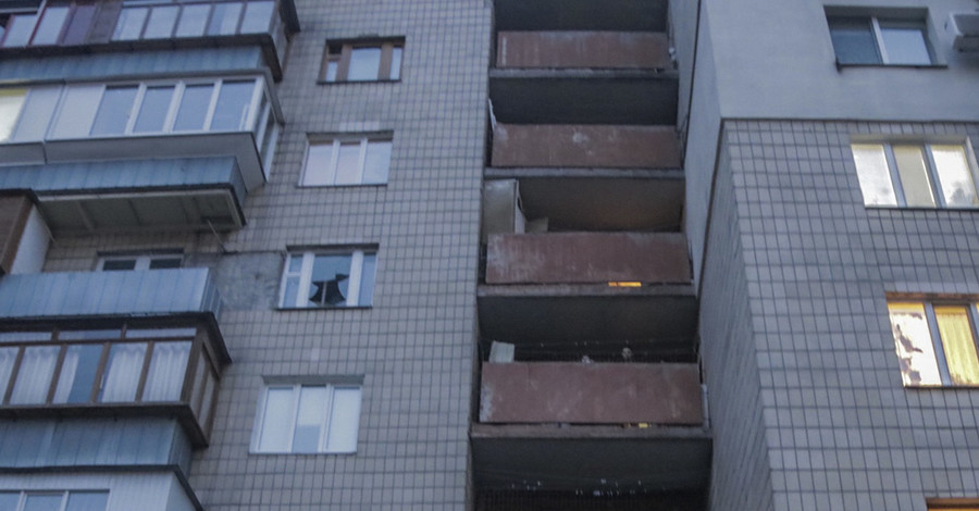 В Киеве окна нескольких квартир выбило взрывом