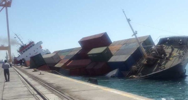 В порту Ирана перевернулось 90-метровое судно