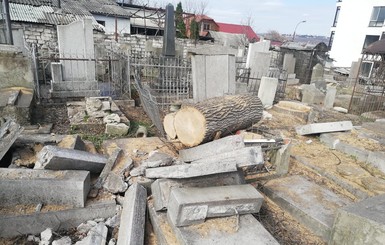 В Кишиневе повалили сотни надгробий, вырубая деревья на кладбище