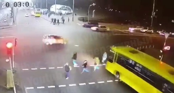 В Киеве пассажирский автобус снес на переходе 3 человек