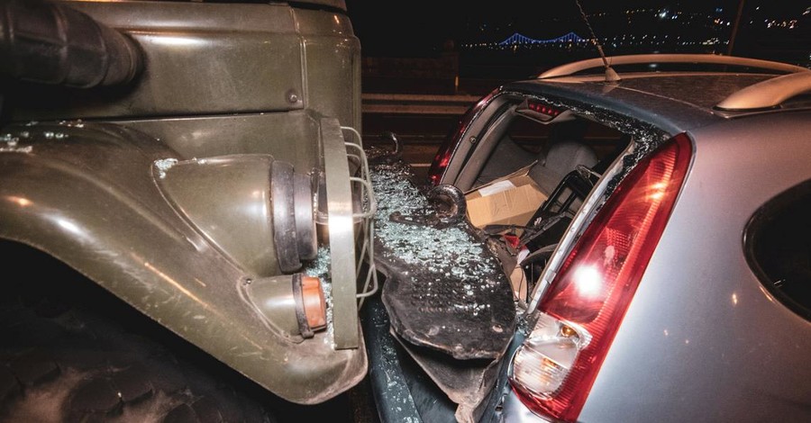 В Киеве военный грузовик протаранил легковушку