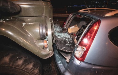 В Киеве военный грузовик протаранил легковушку