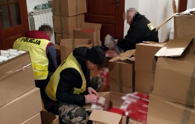 В Польше задержали восемь украинцев за подпольное изготовление сигарет