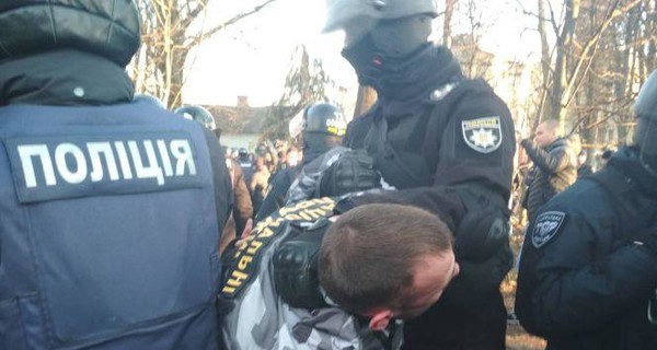 В Виннице полиция применила слезоточивый газ против Нацдружин во время визита Порошенко