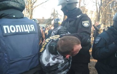 В Виннице полиция применила слезоточивый газ против Нацдружин во время визита Порошенко