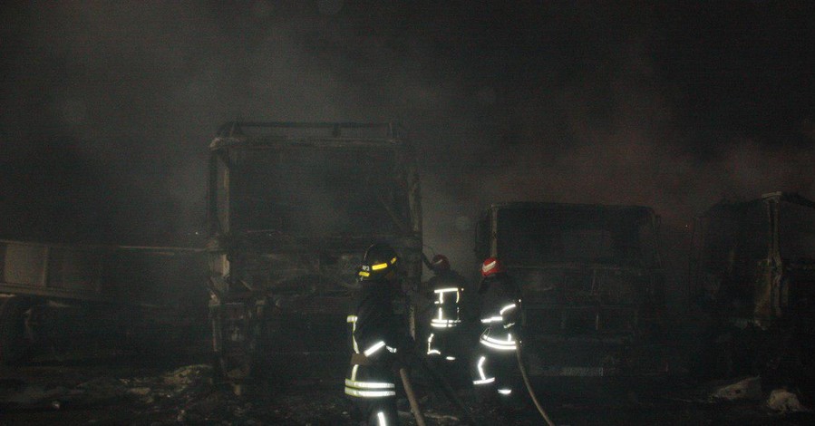В Кропивницком потушили пожар на стоянке: сгорели 15 машин и здание СТО