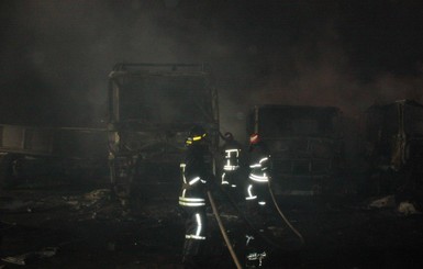 В Кропивницком потушили пожар на стоянке: сгорели 15 машин и здание СТО