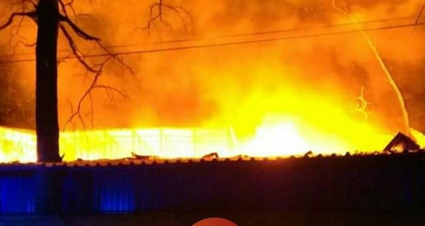 Во время пожара на заводе по производству армейского снаряжения пострадал человек