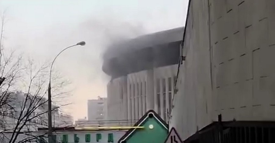 В центре Москвы загорелся спорткомплекс 