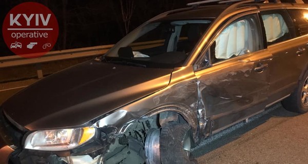 В  Киеве пьяная женщина на Volvo протаранила грузовик с нацгвардейцами