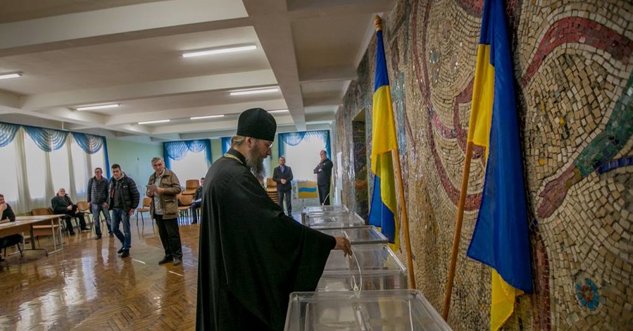 Монахи Киевской лавры голосуют в школе