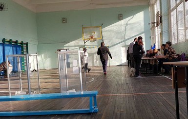 Член избирательной комиссии напилась на участке в Одессе