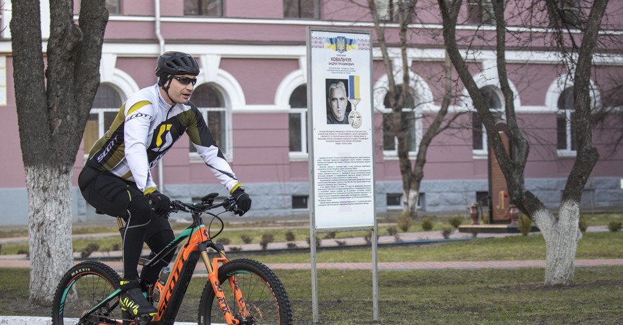 Кличко на велосипеде и Ляшко с Роситой: как голосуют украинские политики