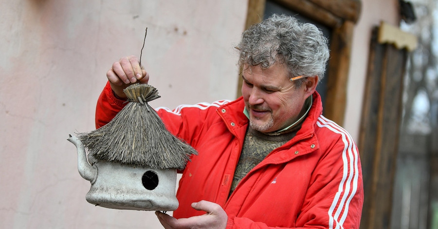 Житель Запорожья мастерит для птиц скворечники-квартиры