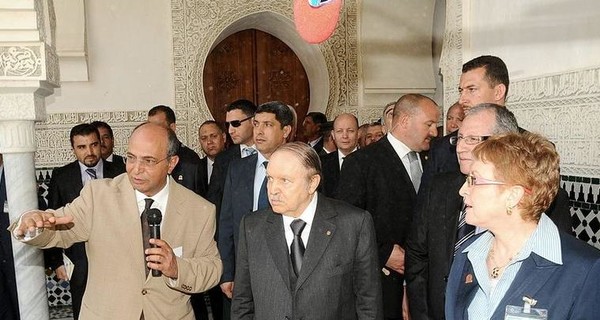 Президент Алжира ушел в отставку