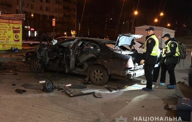 На парковке в Киеве взорвалась машина: мужчине оторвало кисть